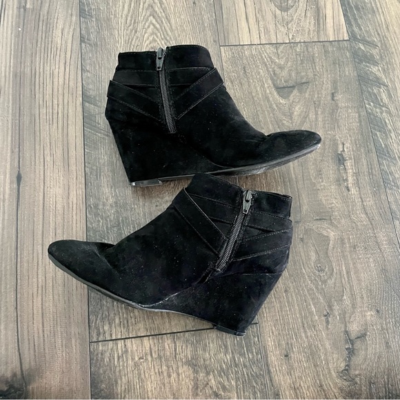 Mossimo Black Booties with Gold Accents and Zipper - Picture 2 of 5